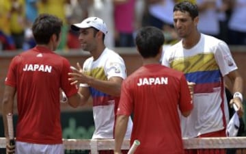 Farah y Cabal superaron a Nishioka y Uchiyama en el tercer partido. El domingo, Giraldo y Falla tienen el ascenso al Grupo Mundial en sus manos.