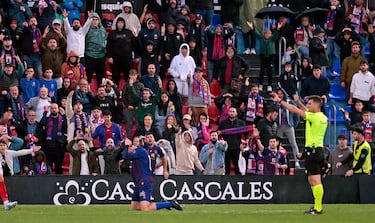 Iker García coge los guantes ante un Las Palmas feliz y con Kirian