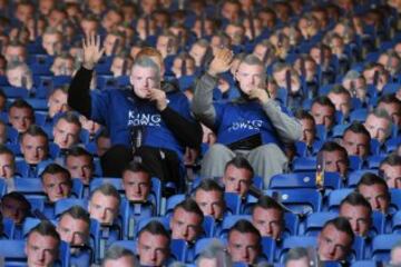Dos aficionados en la grada del King Power Stadium repleto de caretas con el rostro de Jaime Vardy para protestar por la sanci¨®n de 3 partidos al delantero ingl¨¦s.