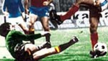 <b>PROVIDENCIAL MIGUEL ÁNGEL.</B> Jugó los tres primeros partidos clasificatorios antes de ser relegado por Arconada. En los tres rayó a gran altura, sobre todo en Zagreb frente a los yugoslavos.