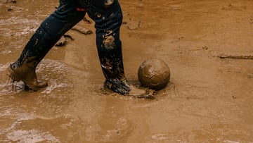 Dos chicos juegan al fútbol en Alfafar, a 8 de noviembre de 2024, en Valencia.