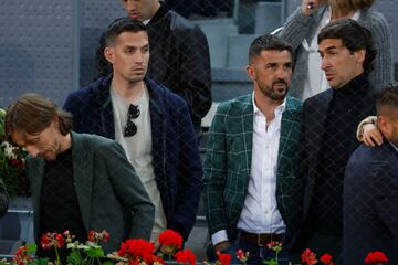  El futbolista Luka Modric y los exfutbolistas David Villa y Raúl González durante el partido que los tenistas Andréi Rublevv y Carlos Alcaraz disputan en el Mutua Madrid Open.
