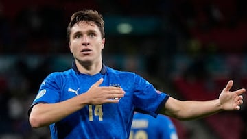 Federico Chiesa celebra un gol anotado con Italia en la Eurocopa 2020.