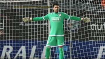 Grave error de Víctor Valdés en su tercer partido en Bélgica