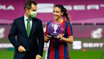 Aitana Bonmatí recibió el trofeo de MVP en la final de Copa de manos del delegado institucional de Iberdrola en Andalucía, Antonio Fernández González.