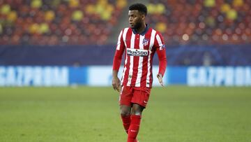 Lemar da un pase durante el partido contra el Chelsea.