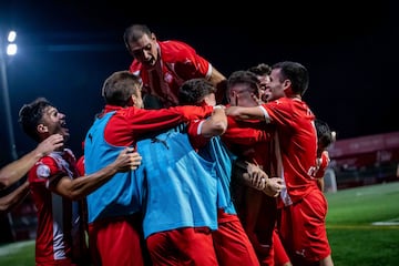 Los jugadores del Vic celebran uno de los goles al Sporting de Mahón en la victoria por 4-0 en la ronda previa de Copa.