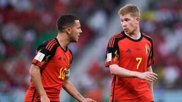 Eden Hazard discute con Kevin De Bruyne en el partido ante Marruecos.