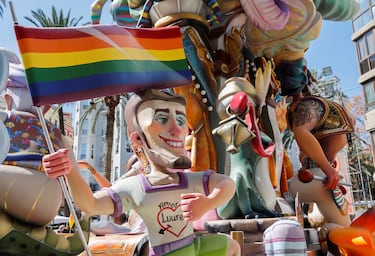 Un "ninot" que representa la libertad LGTBQ, se muestra en las calles antes de ser quemado.