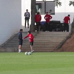 Intensa charla entre Parejo y Marcelino en el entrenamiento