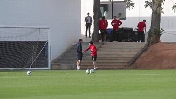 Intensa charla entre Parejo y Marcelino en el entrenamiento