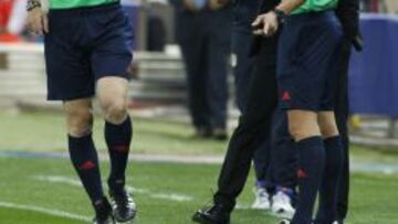 Simeone, encima del cuatro árbitro.