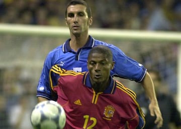 El delantero hispano-brasileño, Catanha, que debutó hoy con la camiseta de la selección española, disputa un balón con un contrario durante el partido clasificatorio para el mundial del 2002 disputado entre las selecciones de España e Israel en el estadio Santiago Bernabeu.