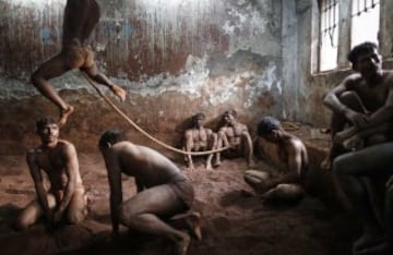 Luchadores practicando Kushti (lucha en el barro) es un deporte tradicional en la India, los atletas jóvenes están ahora entrenando para luchar en las esteras en lugar de barro para obtener acceso a las principales competiciones internacionales como los Juegos Olímpicos o los Juegos de la Commonwealth.