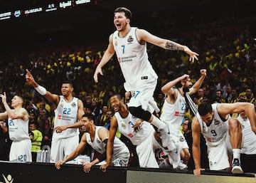 La deslumbrante irrupción del base esloveno con solo 13 años en la cantera del Real Madrid, donde lo ganó todo siempre jugando en categorías superiores a las que marcaba su edad, nos viene a la memoria viendo ahora su impacto en la NBA. Aspirante ya a mejor jugador europeo de la historia con solo 21 años. Desde su debut en el primer equipo en abril de 2015 hasta su adiós en junio de 2018 rumbo a Dallas siguió ganándolo todo (bueno, todo no, le falta la Supercopa). En tres temporadas y media levantó tres Ligas, dos Copas, una Intercontinental y la décima Copa de Europa como MVP de la Final Four y de la temporada. Creció y se crio en la Casa Blanca y, ahora, como una gran estrella NBA, demuestra un apoyo constante al Madrid siempre que tiene la oportunidad. El vínculo emocional con la afición sigue muy vivo.