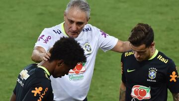 Tite habla con Willian y Coutinho durante el entrenamiento de la selección brasileña en Natal.