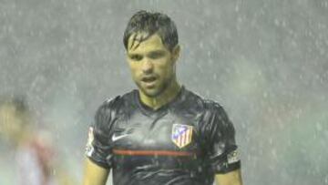 <b>LOS PROLEGÓMENOS. </b>Los dos equipos saludaron a los espectadores desde el centro del campo. Luego, el Athletic fue mejor que el Atlético.