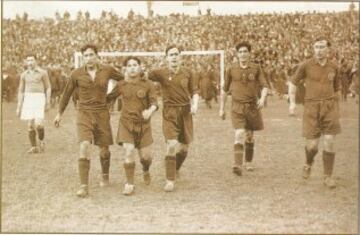 Equipación de la Selección Española durante 1931 hasta 1936. En la fotografía durante la temporada 1932/1933 en un partido contra Francia.