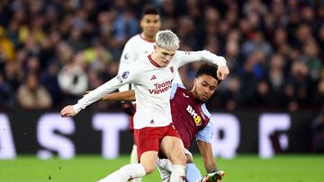 Soccer Football - Premier League - Aston Villa v Manchester United - Villa Park, Birmingham, Britain - February 11, 2024 Manchester United's Alejandro Garnacho in action with Aston Villa's Boubacar Kamara REUTERS/Carl Recine NO USE WITH UNAUTHORIZED AUDIO, VIDEO, DATA, FIXTURE LISTS, CLUB/LEAGUE LOGOS OR 'LIVE' SERVICES. ONLINE IN-MATCH USE LIMITED TO 45 IMAGES, NO VIDEO EMULATION. NO USE IN BETTING, GAMES OR SINGLE CLUB/LEAGUE/PLAYER PUBLICATIONS.