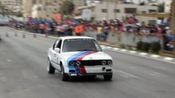 Carrera de coches en las calles de Palestina