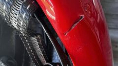 Imagen del casco del ciclista Hugo Hofstetter tras ser herido en la oreja con un freno de disco en una ca&iacute;da en el Circuito Ciclista de La Sarthe.