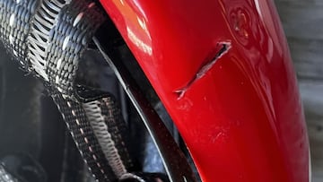 Imagen del casco del ciclista Hugo Hofstetter tras ser herido en la oreja con un freno de disco en una caída en el Circuito Ciclista de La Sarthe.