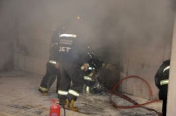 Un amago de incendio en una de las bodegas del Lucio Fariña obligó a detener el partido por más de 30 minutos.