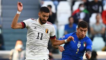 Yannick Carrasco pelea el bal&oacute;n durante el partido contra Italia.