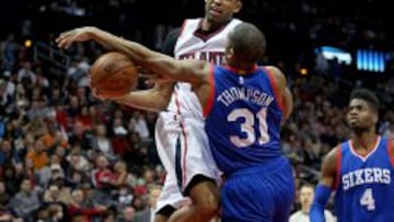 Al Horford intenta anotar ante Hollis Thompson.