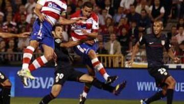 <b>A POR TODAS. </b>Mainz remata de cabeza ante la oposición de Mario Suárez, Juanfran y Miranda. Las defensas se impusieron a los ataques.