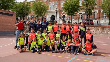 Un clinic rugbístico de lujo para los niños del colegio Caldeiro