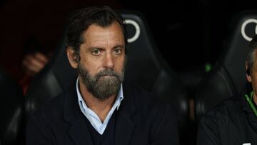 Quique atento a su equipo en el partido que jugó esta temporada en el Santiago Bernabéu.