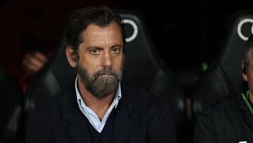 Quique atento a su equipo en el partido que jug&oacute; esta temporada en el Santiago Bernab&eacute;u.
 