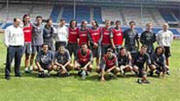 <B>VOLVIERON</B>. La plantilla actual del Alavés, en Mendizorroza.