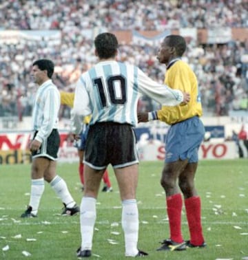 Con goles de Fredy Rincón (x2), Asprilla (x2) y Adolfo 'El Tren' Valencia, Colombia goleó a Argentina en Buenos Aires.