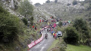 Imagen de la subida a Los Machucos durante la 17&ordf; etapa de la Vuelta a Espa&ntilde;a 2017.