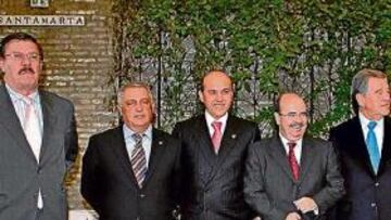 <b>PODER ANDALUZ. </b>Los representantes de los clubes y los de la Junta.