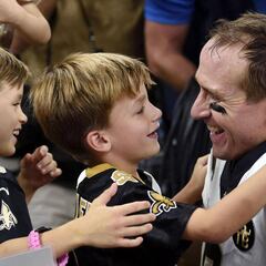 Drew Brees se divierte con sus hijos sin olvidar la NFL