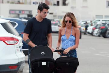 El delantero del Atlético de Madrid disfruta de sus vacaciones en Ibiza con su mujer Alice Campello, y sus dos gemelos Alessandro y Leonard.