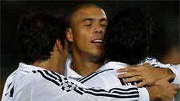 <b>EL BRASILEÑO ABRIÓ EL MARCADOR Y FUE UNO DE LOS MEJORES EN TOKIO. </B>Ronaldo celebra su gol con sus compañeros