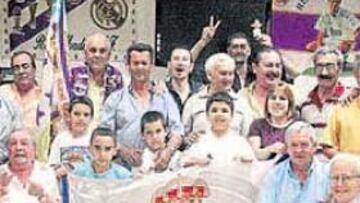 <b>TODO PREPARADO PARA EL MADRID</b>. AS visitó ayer la peña Cultural Madridista Ángel, en Huelva capital, y ya están preparando la llegada del Madrid. Esta peña se creó en honor a Ángel de los Santos (nacido en Huelva), centrocampista que jugó durante seis años en el Real Madrid (desde 1979 hasta 1985. Disputó 161 encuentros y marcó nueve tantos).