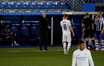 En plena tormenta por sus últimos resultados (eliminaciones tanto en la Supercopa como en la Copa), el COVID ataca a Zidane, que tiene que estar dos partidos ausente, ante el Alavés, en Mendizorroza, y el Levante en el Alfredo Di Stéfano. Le sustituye su segundo, David Bettoni. El primer encuentro es resuelto cómodamente (1-4) por los blancos en el estreno de Abelardo como entrenador del club babazorro que, además, celebra su Centenario. Zidane y Bettoni están conectados vía telefónica. En el segundo, una expulsión temprana de Militao permite a los granotas remontar a los blancos (1-2).