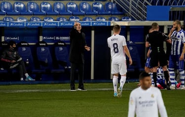 En plena tormenta por sus últimos resultados (eliminaciones tanto en la Supercopa como en la Copa), el COVID ataca a Zidane, que tiene que estar dos partidos ausente, ante el Alavés, en Mendizorroza, y el Levante en el Alfredo Di Stéfano. Le sustituye su segundo, David Bettoni. El primer encuentro es resuelto cómodamente (1-4) por los blancos en el estreno de Abelardo como entrenador del club babazorro que, además, celebra su Centenario. Zidane y Bettoni están conectados vía telefónica. En el segundo, una expulsión temprana de Militao permite a los granotas remontar a los blancos (1-2).