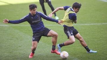 Manu S&aacute;nchez disputa un bal&oacute;n durante un entrenamiento. 