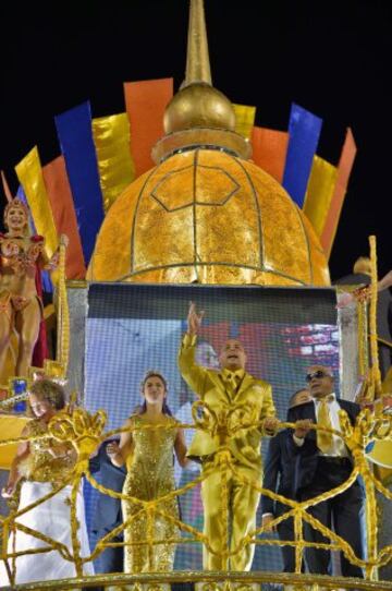 El exfutbolista brasileño Ronaldo Nazario, es homenajeado por la escuela de samba del Grupo Especial Gaviões da Fiel durante el desfile del carnaval de Sao Paulo