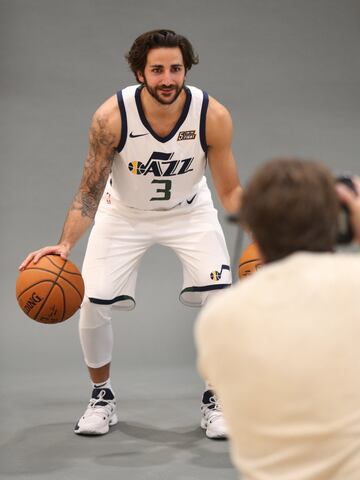 En junio de 2017 es traspasado por Minnesota Timberwolves (equipo en el que debutó en la NBA en 2011) a Utah Jazz, donde lucirá el número 3 por primera vez y no el 9 (retirado en memoria del expropietario de los Jazz, Larry Miller), que le ha acompañado durante toda su carrera.