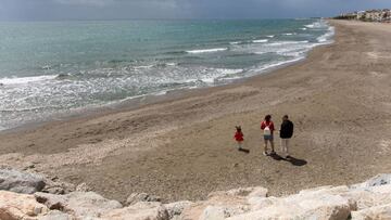 El plan de Andalucía para las playas: aforos al 50%, prohibido jugar, control policial...