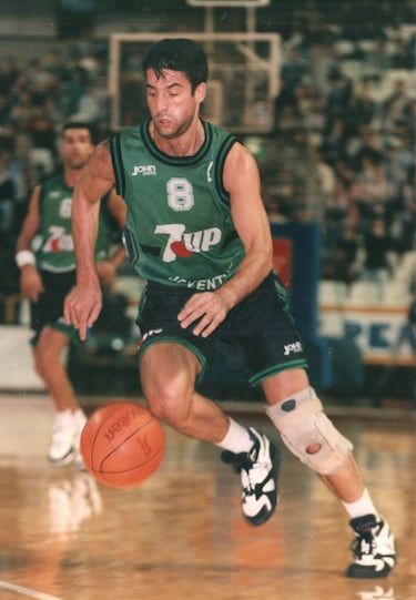 Sus 48 puntos ante Venezuela en el Mundial de Argentina, en 1990, siguen siendo la mayor anotación de un jugador con la Selección española. Un anotador incansable, solo Alberto Herreros cerró su carrera ACB con más puntos que él: Villacampa anotó 8.991 en los 506 encuentros que disputó en la Liga española, siempre con la Penya, su único equipo y al que presidió ya retirado. Jugó 158 encuentros con España y se colgó el bronce europeo en Roma en 1991. Con el Joventut ganó la Copa de Europa (1994), dos Korac (1981 y 1990), dos Ligas (1991 y 1992), una Copa (1997) y dos Supercopas (1985 y 1986).