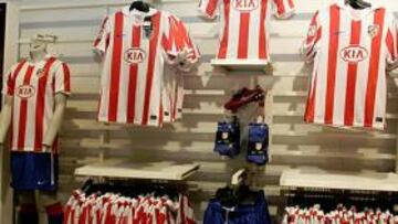 <b>EQUIPACIÓN. </b>La rojiblanca ya se vende. Winners está en la manga.