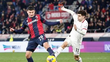 BOLOGNA (Italy), 27/02/2025.- Bologna's Nicolo Cambiaghi (L) and Milan's Christian Pulisic (R) in action during the Italian Serie A soccer match Bologna FC vs AC Milan at Renato Dall'Ara stadium in Bologna, Italy, 27 February 2025. (Italia) EFE/EPA/ELISABETTA BARACCHI